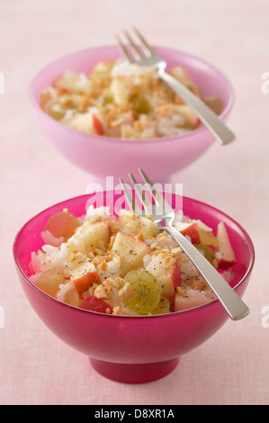 Salade de riz à grain long avec des pommes noisettes et raisins secs, Banque D'Images