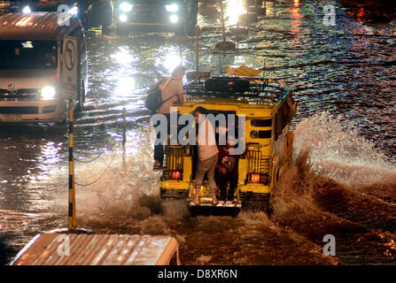 Davao, Philippines. 6e juin 2013. Col de l'automobiliste sur l'eau d'inondation provoquer par une forte pluie dans la ville de Davao, Philippines du Sud, 06 juin 2013.Le Philippine des Services atmosphériques, géophysiques et astronomiques de l'Administration (PAG-ASA) a dit qu'une zone de convergence intertropicale (ZCIT) influent sur la partie sud des Philippines qui déclenche le niveau d'eau des crues hi dans la ville. Credit : Eli Ritchie Tongo/Alamy Live News Banque D'Images