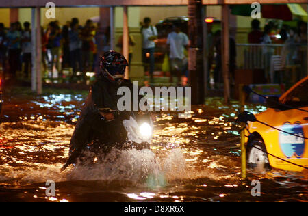 Davao, Philippines. 6e juin 2013. Col de l'automobiliste sur l'eau d'inondation provoquer par une forte pluie dans la ville de Davao, Philippines du Sud, 06 juin 2013.Le Philippine des Services atmosphériques, géophysiques et astronomiques de l'Administration (PAG-ASA) a dit qu'une zone de convergence intertropicale (ZCIT) influent sur la partie sud des Philippines qui déclenche le niveau d'eau des crues hi dans la ville. Credit : Eli Ritchie Tongo/Alamy Live News Banque D'Images