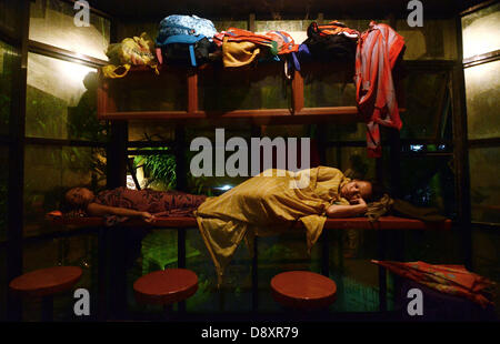 Davao, Philippines. 6e juin 2013. Les sinistrés philippins dormir au sommet d'une table à manger comme elle prendre un sauvetage de sommeil par une forte pluie dans la ville de Davao, Philippines du Sud, 06 juin 2013.Le Philippine des Services atmosphériques, géophysiques et astronomiques de l'Administration (PAG-ASA) a dit qu'une zone de convergence intertropicale (ZCIT) influent sur la partie sud des Philippines qui déclenche le niveau d'eau des crues hi dans la ville. Credit : Eli Ritchie Tongo/Alamy Live News Banque D'Images