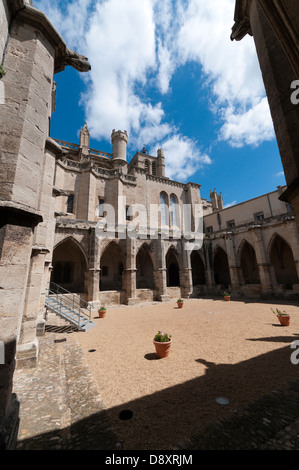 Le cloître de la cathédrale de Béziers. Banque D'Images