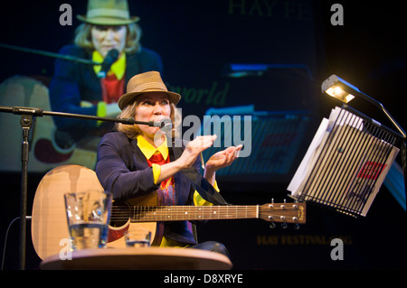 Cerys Matthews Welsh chanteur auteur-compositeur et DJ de la scène de l'auteur sur scène à Hay Festival 2013 Hay-on-Wye Powys Pays de Galles UK Banque D'Images