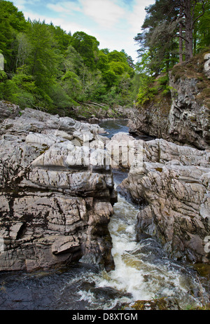 Les roches de la rivière FINDHORN ET À LOGIE STEADING AU PRINTEMPS PRÈS DE FORRES MORAY ECOSSE Banque D'Images