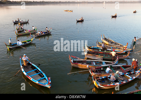 Bateaux de plaisance Tourisme transiter par le pont en teck U Bein sur le lac Taungthaman Myanmar 2 Banque D'Images