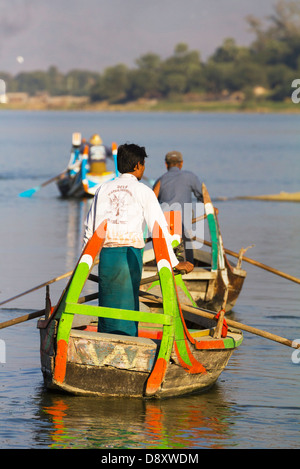 Bateaux de plaisance Tourisme transiter par le pont en teck U Bein sur le lac Taungthaman, Myanmar 5 Banque D'Images