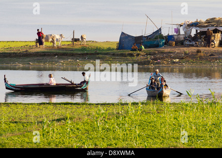 Bateaux de plaisance Tourisme transiter par le pont en teck U Bein sur le lac Taungthaman, Myanmar 8 Banque D'Images