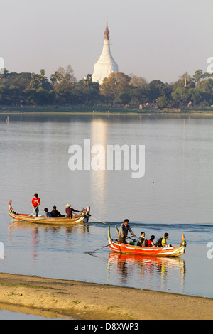 Bateaux de plaisance Tourisme transiter par le pont en teck U Bein sur le lac Taungthaman, Myanmar 9 Banque D'Images