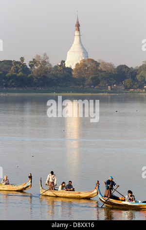 Bateaux de plaisance Tourisme transiter par le pont en teck U Bein sur le lac Taungthaman, Myanmar 13 Banque D'Images