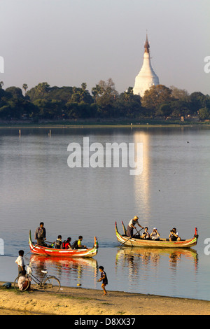 Bateaux de plaisance Tourisme transiter par le pont en teck U Bein sur le lac Taungthaman, Myanmar 14 Banque D'Images