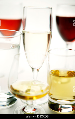 Différents types de boissons dans des verres différents. Banque D'Images