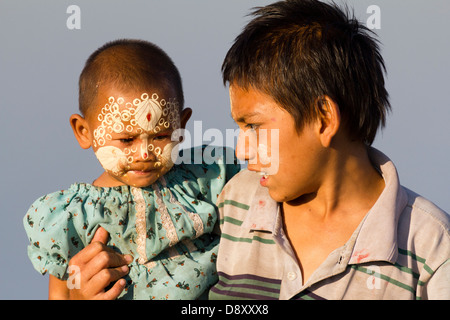 Une jeune fille et garçon avec décoration visage Thanaka élaborée par pont en teck U Bein Myanmar 1 Banque D'Images