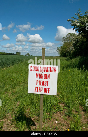 Signe indiquant de conservation entourant le champ de blé en croissance Banque D'Images