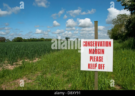 Signe indiquant de conservation entourant le champ de blé en croissance Banque D'Images