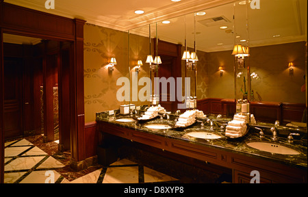 Photographie d'intérieur des toilettes, Beverly Wilshire Hotel Quatre Saisons du connu, à partir de la jolie femme, Wilshire boulevard, Beverly Hills, Los Banque D'Images