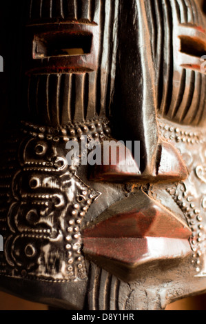 Masque en bois sculpté dans le centre de la culture nationale ou arts center, Accra, Ghana, Afrique Banque D'Images