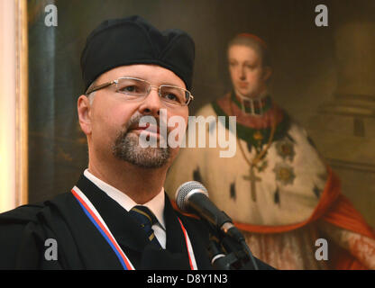 Olomouc, République tchèque. 6e 6 juin 2013. Le Dr Bohdan Pomahac, directeur de la chirurgie en plastique transplantation à Brigham Women's Hospital, reçoit un doctorat honorifique à l'Université Palacky à Olomouc, République tchèque, 6 juin 2013. Vladislav (Galgonek/CTK Photo/Alamy Live News) Banque D'Images