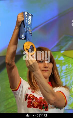 30 mai, 2013 - Saint-Pétersbourg, Russie - Mai 30,2013.St.Petersburg, Russie. Sur la photo : présentation des médailles olympiques de Sotchi 2014. (Crédit Image : © PhotoXpress/ZUMAPRESS.com) Banque D'Images