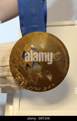 30 mai, 2013 - Saint-Pétersbourg, Russie - Mai 30,2013.St.Petersburg, Russie. Sur la photo : présentation des médailles olympiques de Sotchi 2014. (Crédit Image : © PhotoXpress/ZUMAPRESS.com) Banque D'Images