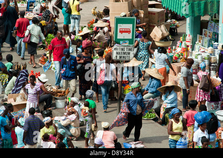 Marché de rue scène près marché nocturne, le centre-ville de Accra, Ghana, Afrique Banque D'Images