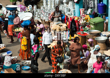 Marché de rue scène près marché nocturne, le centre-ville de Accra, Ghana, Afrique Banque D'Images