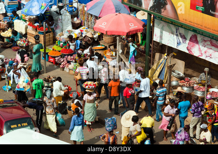 Marché de rue scène près marché nocturne, le centre-ville de Accra, Ghana, Afrique Banque D'Images