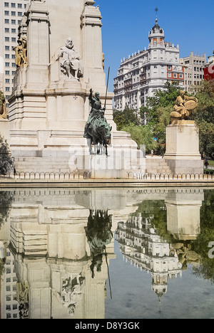 Espagne, Madrid, Plaza de Espana statues de Cervantès Don Quichotte et Sancho Panza reflète dans l'eau. Banque D'Images