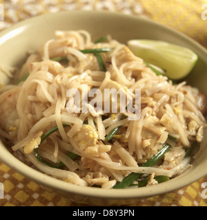 Un bol de Pad Thaï, plat de nouilles préféré de Thaïlande Banque D'Images