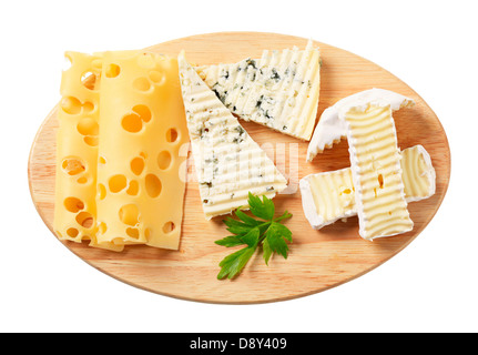 Variété de fromages sur une planche à découper Banque D'Images