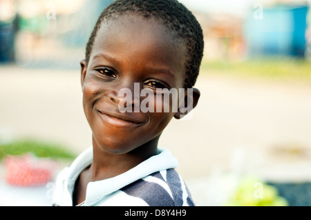 Garçon à Cape Coast, Ghana, Afrique Banque D'Images