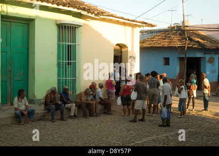 Les files d'attente sont une norme à Cuba. Pour éviter de sauter la file d'une première demande à 'qui est le dernier ?" pour que la file d'attente dans l'ordre. Banque D'Images