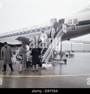 Les passagers qui quittent avion à l'aéroport d'Arlanda à Stockholm de 1965 Banque D'Images