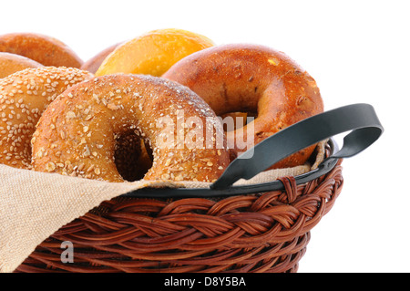 Libre de bagels frais dans un panier, y compris l'œuf, graines de sésame, multi-grain, plaine, et cannelle et raisins. Banque D'Images