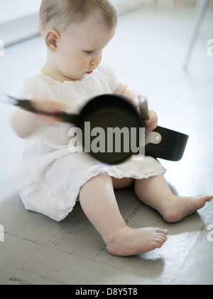 Une petite fille vêtue d'une robe blanche. Banque D'Images