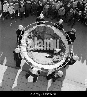 Cette photographie de 1949 montre le personnel des pompiers de Stockholm participant à des exercices d'entraînement. Les pompiers ont joué un rôle important dans la sécurité publique, et cette séance de formation souligne leur état de préparation pendant la période d'après-guerre. Banque D'Images