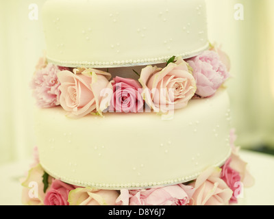 Une délicate 3 gâteau de mariage décoré de roses. Banque D'Images