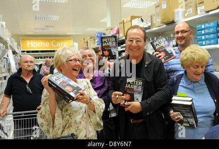 La machine à écrire Peter James rencontre des fans à une librairie de son Nouveau roman « Dead Man's Time » au magasin Tesco Superstore de Le centre Holmbush de Shoreham cet après-midi Banque D'Images