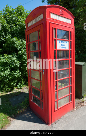 L'échange de livres dans le village de South Cambridgeshire Shepreth village. Une communauté book store dans une vieille boîte de téléphone Banque D'Images