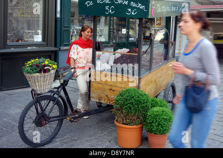 Tricycle porteur avec Gand / nez / cuberdons Gentse neuzekes - candy belge en forme de cône - à vendre, Belgique Banque D'Images