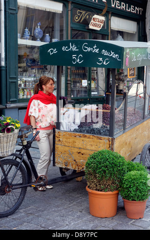 Tricycle porteur avec Gand / nez / cuberdons Gentse neuzekes - candy belge en forme de cône - à vendre, Belgique Banque D'Images