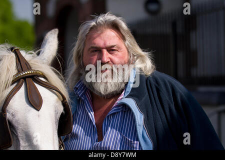 Appleby, Cumbria, Royaume-Uni. 6 juin, 2013. Eddie Spurr 61 de Skegness, Appleby, à l'arrêt Appleby Horse Fair de Cumbria. La foire est un rassemblement annuel de Tsiganes et Voyageurs qui a lieu sur la première semaine de juin, et n'a eu lieu depuis le règne de Jacques II, qui ont accordé une charte royale en 1685 permettant à un cheval juste 'près de la rivière Eden', et est le plus grand rassemblement du genre en Europe. Credit : Mar Photographics/Alamy Live News Banque D'Images