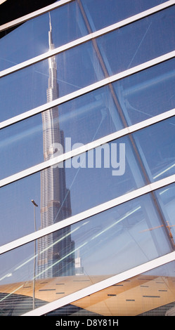 Émirats Arabes Unis, Dubai, verre reflet de la tour Burj Khalifa. Banque D'Images