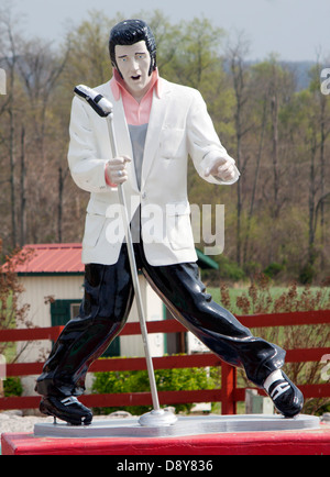 Statue d'Elvis Presley sur un parcours de mini-golf à Cave City, Kentucky, mêlant histoire de la musique et divertissements insolites au bord de la route. Banque D'Images