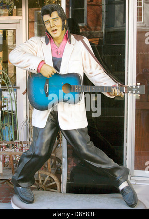 Statue d'Elvis Presley à New Bern, Caroline du Nord, honorant le roi du Rock and Roll avec un hommage unique en bord de route. Banque D'Images