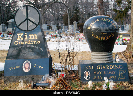 Des pierres tombales uniques en forme d'ampoule et de signe de paix se distinguent dans un cimetière de Totowa, New Jersey, mêlant art et souvenir. Banque D'Images