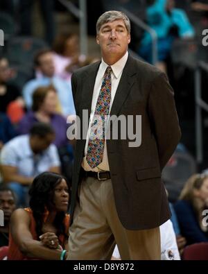 5 juin 2013 - Newark, New Jersey, États-Unis - le 5 juin 2011 : Liberty's head coach Bill Laimbeer WNBA lors de l'action au Prudential Center de Newark, New Jersey entre la liberté de New York et de l'Indiana Fever. Liberté de New York a battu Indiana Fever 75-68 dans plus de temps. Banque D'Images