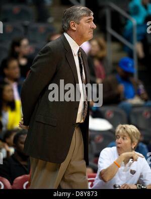 5 juin 2013 - Newark, New Jersey, États-Unis - le 5 juin 2011 : Liberty's head coach Bill Laimbeer WNBA lors de l'action au Prudential Center de Newark, New Jersey entre la liberté de New York et de l'Indiana Fever. Liberté de New York a battu Indiana Fever 75-68 dans plus de temps. Banque D'Images