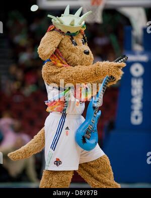 5 juin 2013 - Newark, New Jersey, États-Unis - le 5 juin 2011 : Liberty's mascot Mannie pendant l'action à la WNBA Prudential Center de Newark, New Jersey entre la liberté de New York et de l'Indiana Fever. Liberté de New York a battu Indiana Fever 75-68 dans plus de temps. Banque D'Images