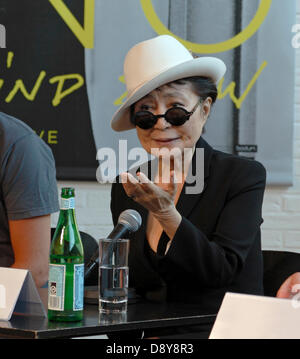 Humlebaek, Danemark. 6 juin, 2013. Yoko Ono répond aux questions à propos de son exposition et la façon dont elle garde d'allant à la conférence de presse à la Louisiane, le Musée d'Art Moderne entre Copenhague et d'Elseneur, ouvrant son demi-A-vent show, une rétrospective, montrant à partir de demain et jusqu'au 29 septembre. L'exposition est la plus grande en Europe jusqu'à présent par les 80 ans de l'artiste. Credit : Niels Quist/Alamy Live News Banque D'Images