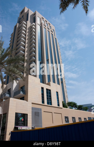 5 Nettoyage de vitres suspendu à l'extérieur de Clarens Tower Dubaï. Banque D'Images