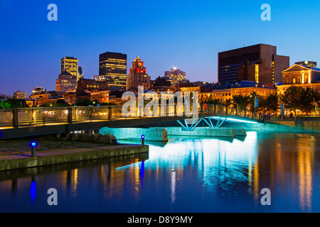 Le centre-ville de Montréal à la tombée de la nuit. Vue depuis le Vieux Port de Montréal. Banque D'Images